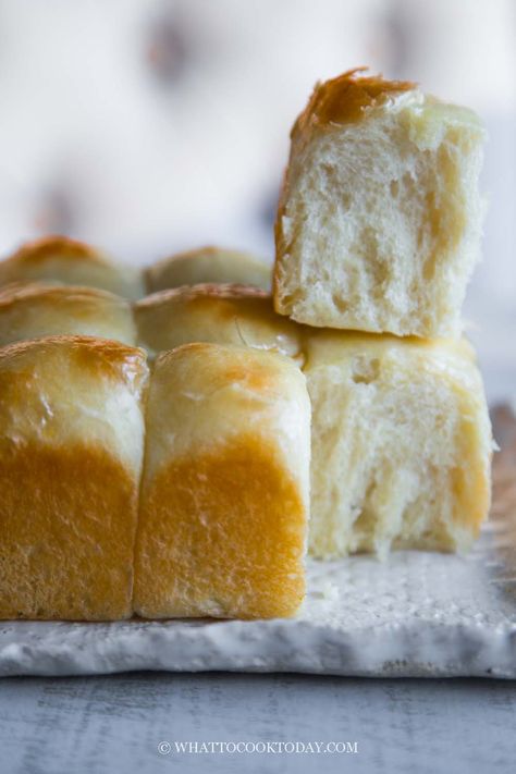 No Knead Buns Recipe, Tangzhong Dinner Rolls, Tangzhong Rolls, No Knead Buns, No Knead Rolls, Best Dinner Roll Recipe, Milk Buns, Easy Yeast Rolls, Cottage Recipes