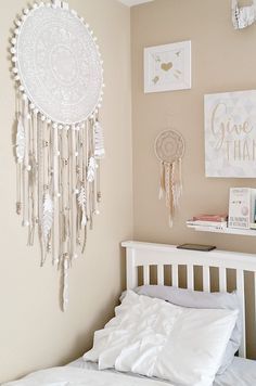 Giant Prosperity DIY Mandala Dream Catcher Dream Catcher Room Decor, Dream Catcher Room, Atrapasueños Diy, Dream Catcher Tutorial, Hantverk Diy, Beautiful Dream Catchers, Dream Catcher Decor, Dream Catcher Craft, Mandala Stencils