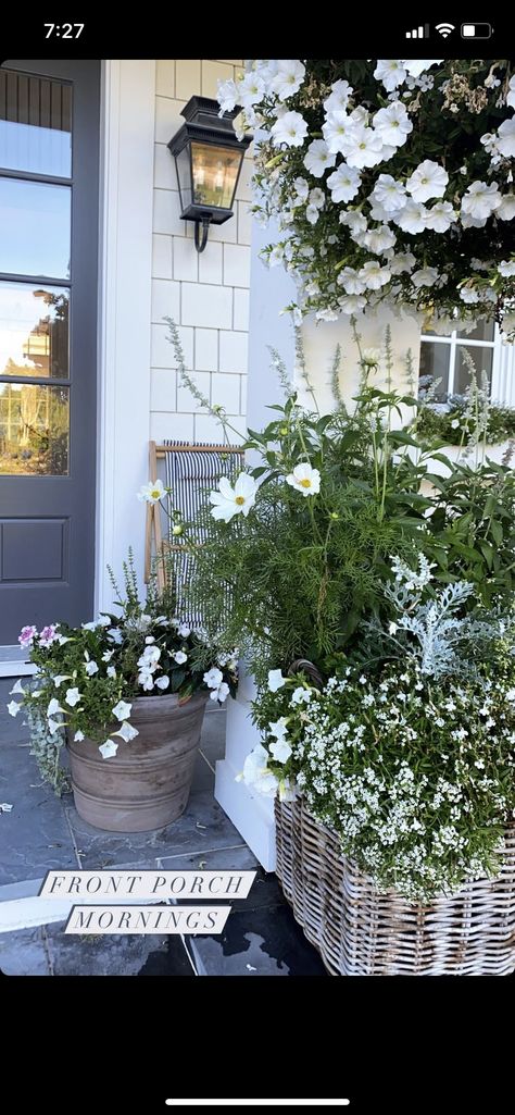 White Planters Outdoor Front Porches, Nice Front Yard, Front Door Flower Pot Ideas, Limewash Brick, Door Planters, Small Front Porch Christmas Decor, Small Front Porch Christmas, Porch Flowers, Small Front Porch