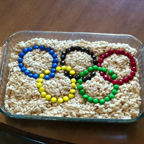 Ready for the Olympic party tonight. Rice krispies with M Olympic Desserts, Olympic Party Food, Olympic Snacks, Rice Beer, Appetizers Summer, Olympic Food, Office Olympics, Olympic Theme Party, Olympic Idea