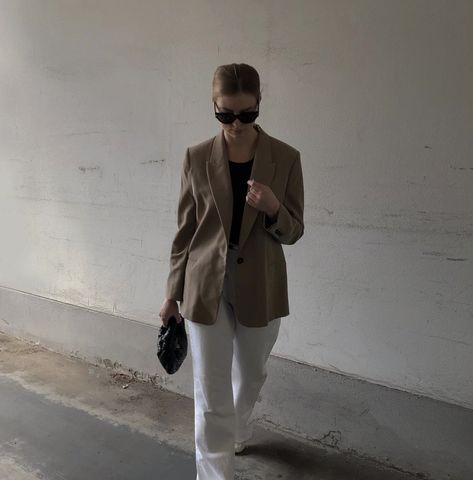 Beige Blazer Outfit Women, Beige Blazer Outfits Women, Blazer Outfit Women, Beige Blazer Outfit, Chic Jean Outfits, Outfit Minimal, Blazer Outfits For Women, Beige Blazer, Business Casual Outfits For Women