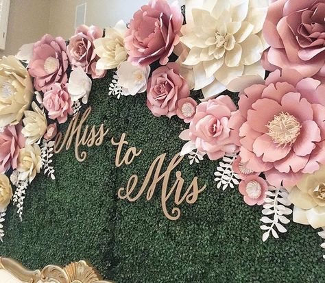 Here's a close up picture of the beautiful paper flower backdrop I installed this past weekend. For those of you who asked, the backdrop is a faux boxwood hedge wall rented from a local rental company. Since the hedge wall had grids (you can see it up close) on them I used "S" shaped metal hooks that I made using thick green floral wire to hang the flowers on the wall. . . . . #paperflower #paperart #paperartist #papercraft #handmade #silhouette #silhouettecameo #paperflowers #papercraftin... Decoration Evenementielle, Miss To Mrs, Paper Flowers Wedding, Paper Flower Backdrop, Giant Paper Flowers, Beautiful Paper, Flower Backdrop, Wedding Backdrop, Diy Flowers