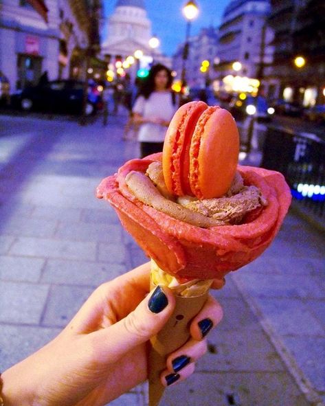 amorino gelato in Paris. Macaron. Instagram: sarahkbecker Amorino Gelato, Paris Desserts, Hotel Packages, Travel Brand, Ice Cream Desserts, Eat Dessert, Foodie Travel, Hot Dog Buns, Affiliate Programs