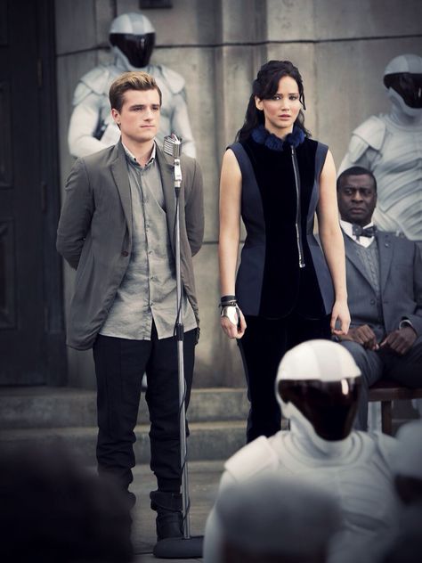 Jennifer Lawrence as Katniss Everdeen and Josh Hutcherson as Peeta Mellark in "Catching Fire". Hanger Game, Peeta And Katniss, Hunger Games Wallpaper, Hunger Games Cast, Identity Thief, Hunter Games, Hunger Games Movies, Hunger Games Fandom, I Volunteer As Tribute