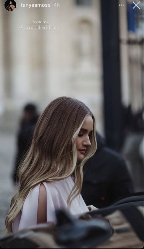 Blond Hair Grown Out, Rosie Huntington Whiteley Long Hair, Rosie Huntington Whiteley Hair 2023, Balayage Hair Grown Out, Rosie Huntington Whiteley Hair Color, Grown Out Blonde Balayage, Growing Out Blonde Hair, Autumn Hair Color Blonde, Rosie Huntington Hair