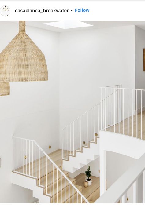 White Staircase Railing, Internal Balustrade, White Balustrade, Staircase With Landing, White Banister, Garde Corps Metal, U Shaped Staircase, Modern Railing, Modern Stair Railing