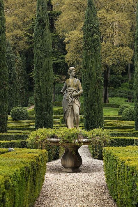 Rose Garden Landscape, Manor Garden, Versailles Garden, European Farmhouse, Formal Garden, Big Garden, Formal Gardens, French Garden, English Garden