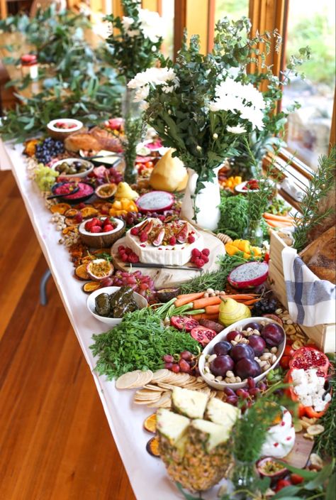 Plentiful Catering. 2m grazing table for Sophie and Jacks wedding. Grazing Table Flowers, Vegetarian Catering Ideas, Chacaturie Boards, Charcuterie Tables, Charcuterie Board Wedding, Mediterranean Appetizers, Picnic Date Food, Cheese Table, Wedding Appetizers