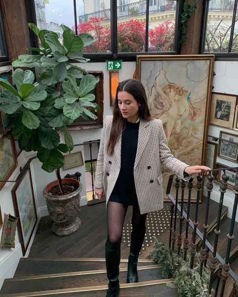 Knee High Boots Outfit Work, Shoe Trend, French Women Style, Boots And Leggings, French Girl Style, Effortless Outfit, French Girls, Girls Style, Elegant Shoes