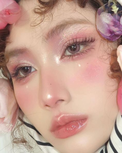 Cute Douyin Makeup, Pink Aesthetic Glitter, Aphrodite Makeup, Makeup Pink Aesthetic, Berry Makeup, Aesthetic Glitter, Romantic Makeup, Flower Makeup, Rose Makeup