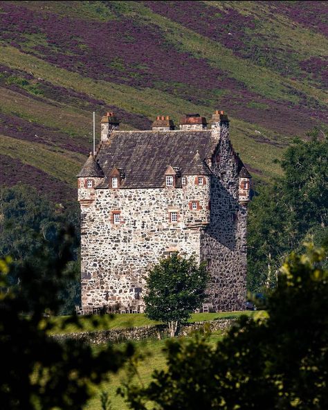 Scotland Shots 🏴󠁧󠁢󠁳󠁣󠁴󠁿 on Instagram: “🏴󠁧�󠁢󠁳󠁣󠁴󠁿 are proud to present our Scotland loves of the day! •••••••••••••••••••••••••••••••••••••••••••••• 🏅ARTIST @danchristie_24…” Medieval Castles, Three Hearts, Scottish Castles, Beautiful Castles, Medieval Castle, Travel Trip, Tower Bridge, Big Ben, Monument Valley