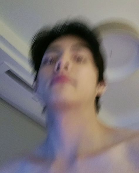 BTS⁷ TAEHYUNG ; 뷔 ◡̈ on Instagram: “TAEHYUNG ACTUALLY POSTED A SELCA, A BLURRY ONE INFACT 🥺 TRULY THE KING OF BLURRY SELCAS — 200320 BTS Official Weverse update” Kim Taehyung Selca, Taehyung Selca, V Bts Wallpaper, Taehyung Photoshoot, Kim Taehyung Wallpaper, Fan Fiction, Daegu, V Taehyung, Bts Boys