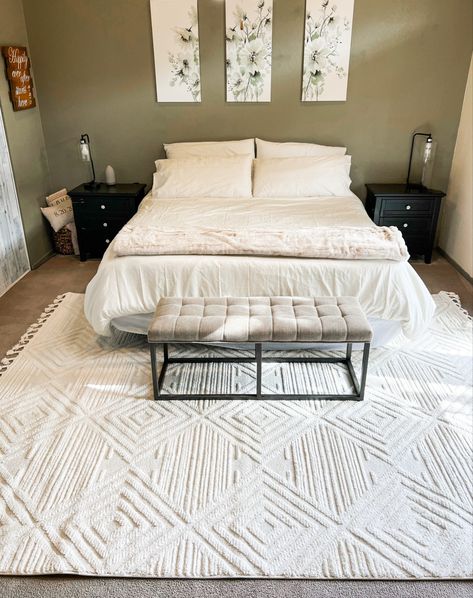 White Rug Under Bed, Minimalist Rug Bedroom, Textured Carpet Bedroom, Bedroom With Rug Under Bed, Large Rugs Bedroom, Rug Under Bed On Carpet, Big Rugs Bedroom, Under Bed Carpet, Bed With Rug Underneath