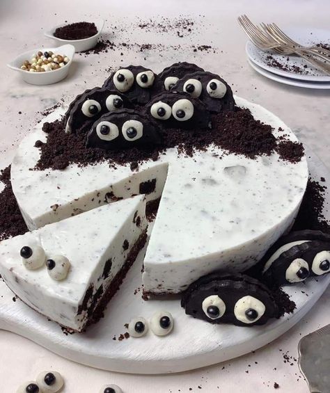 Halloween Oreo Cheesecake, Halloween Cheesecake Ideas, Halloween Tarts, Festival Desserts, Comidas Halloween, Halloween Cakes Diy, Haloween Cakes, Food Polls, Halloween Cheesecake