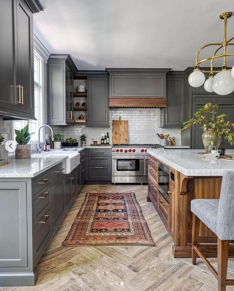 3 Swoon-Worthy Kitchen Inspirations Online Kitchen Design, Farmhouse Kitchen Inspiration, Transitional Decor Bathroom, Living Room Transitional, Transitional Decor Bedroom, Bloxburg Kitchen, Dark Grey Kitchen, Traditional Home Decor, Transitional Decor Living Room