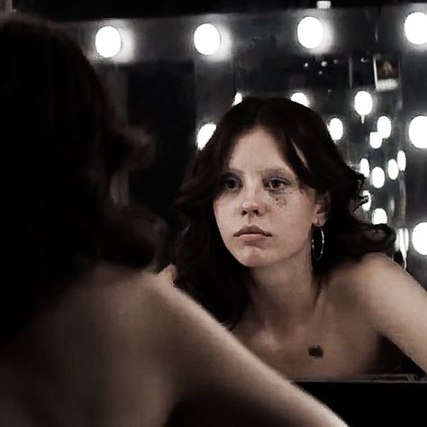 mia goth as maxine in x (2022) icon mine give creds to (chainsaaws) Maxine X, X Movie, X 2022, Mia Goth, X Movies, Mia 3, Goth Aesthetic, Fav Celebs, Film Aesthetic