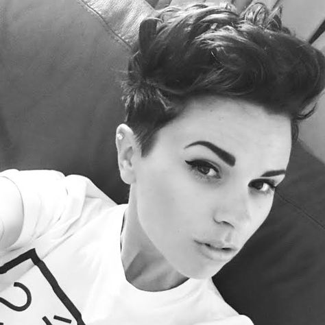 This hairdo would be when I would say "I woke up like this" lol I like it… Dark Hairstyles, Pixie Mohawk, Dark Pixie, Finger Wave Hair, Hair Colorful, Beehive Hair, Asymmetrical Hairstyles, Long Pixie, Medium Hairstyles