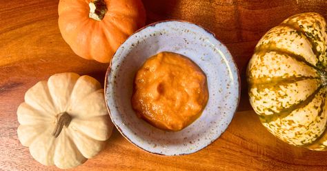 How to Make a DIY Pumpkin Enzyme Face Mask - The Holistic Mama Pumpkin Hair Mask Diy, Diy Clay Mask Recipes, Drmtlgy Pumpkin Mask, Diy Pumpkin Enzyme Mask, Pumpkin Facial Mask, Diy Clay Mask, Clay Mask Recipe, Manuka Honey Face Mask, Oatmeal Mask