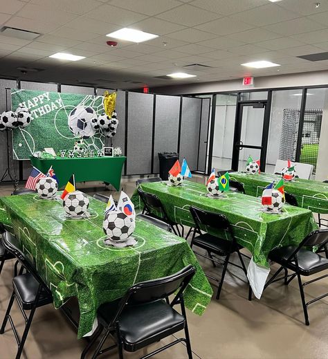 Cristiano Ronaldo Birthday Party Theme, End Of Year Soccer Party Ideas, Soccer Team Birthday Party, Soccer Theme Party Food, Soccer Party Table Decor, Messi Soccer Birthday Party, Soccer Theme Birthday Party Games, Soccer Party Decor, Soccer Birthday Games