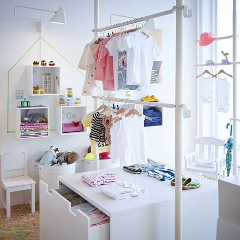 A boutique for children's clothes with white display shelves and storage benches - chipboard floors Stolmen Ikea, Baby Store Display, Storage Kids Room, Ideas Ikea, Ikea Family, Store Interior, Futurama, Kids Store, Baby Store