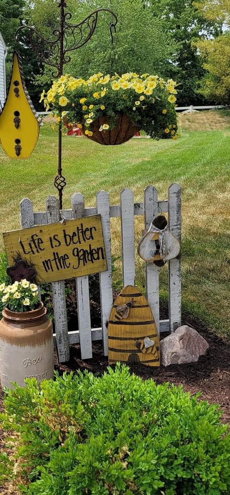 Farm Sign Landscaping Ideas, Birdhouse Yard Ideas, Wheelbarrow Ideas Decor, Rustic Landscaping Ideas Country Living, Bee Outdoor Decor, Junk Garden Ideas Repurposed, Rustic Yard Ideas, Farmhouse Landscaping Ideas, Primitive Garden Ideas