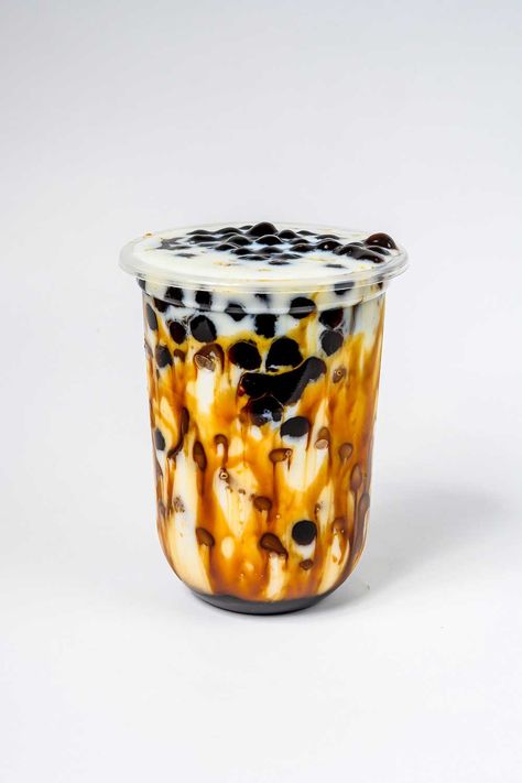 Brooklyn has different bubble tea spots. The problem with this is that it can be overwhelming to choose the best site. This article brings you some of the best bubble tea in Brooklyn. Milk Tea Boba, Bubble Tea Flavors, Smoothie Menu, Places In Nyc, Thai Milk Tea, Dessert Cups Recipes, Bubble Tea Shop, Bubble Tea Boba, Boba Drink