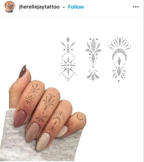 Henna Tattoo Diy, Berber Tattoo, Toe Tattoos, Thumb Tattoos, Henna Inspired Tattoos, Finger Tats, Hand And Finger Tattoos, Planet Tattoos, Head In The Sand