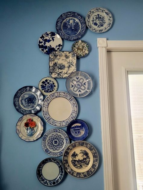 Silver Plates On Wall, Blue Plates On Wall, Stairs Ideas Decoration, Decorating New Home, Wall Mirror Ideas, Plate Wall Display, Decorative Plates Display, Colourful Living Room Decor, Stairs Ideas