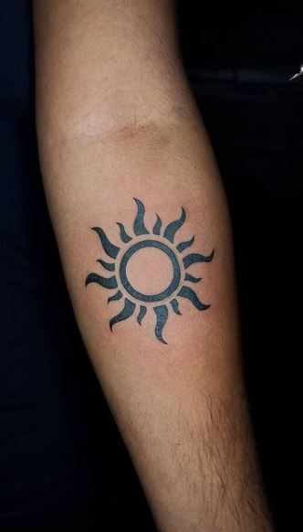 A Sun Tattoo, Sun Tattoo Meaning, Simple Sun Tattoo, Back Tattoos For Guys Upper, Henna Tattoo Designs Arm, Mens Body Tattoos, Thigh Tattoo Men, Sunshine Tattoo, Sun Tattoo Designs