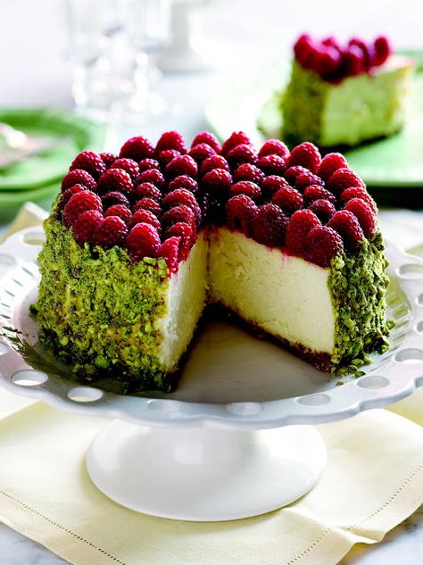 Heavens above, what a lovely looking cheesecake (and baked at that!). Not necessarily a Christmas cake but has the right colours :D Pistachio Raspberry, Pistachio Cheesecake, Torte Cupcake, Baking Company, Raspberry Cheesecake, Think Food, Milkshakes, Savoury Cake, Food Cakes