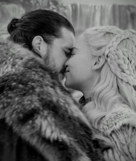 Jon snow and Daenerys targaryen Daenerys Targaryen And Jon Snow, Jon Snow Aesthetic, Dany And Jon, Kit And Emilia, Daenerys And Jon, Jon Snow And Daenerys, John Snow, I Love Games, King In The North