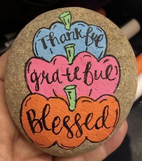 Thankful Painted Rocks, Thank You Painted Rocks Ideas, Thanksgiving Rock Painting Ideas, Thanksgiving Painted Rocks, Thanksgiving Rocks, Fall Rocks, Christmas Rocks, Christian Fall, Fall Rock