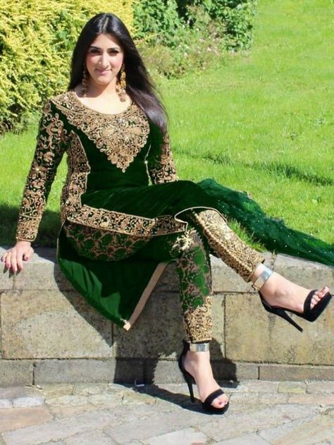 Salwar Suits Party Wear, Fashion Show Dresses, Indian Salwar, Velvet Dress Designs, Pakistani Salwar, Womens Trendy Dresses, Afghan Clothes, Salwar Kamiz, Pakistani Salwar Kameez