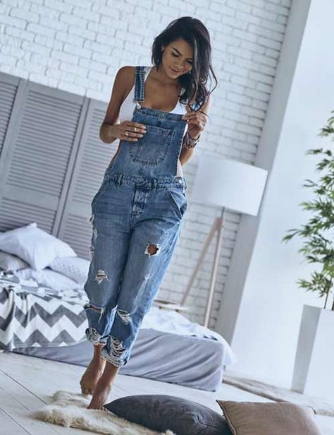 Jean Overall Outfits, Denim Overalls Outfit, Vestiti Edgy, Moda Denim, Overall Outfit, Overalls Outfit, Salopette Jeans, Denim Outfits, Mode Casual