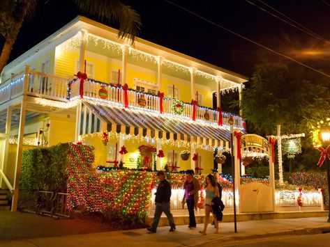 Key West Style Interiors, Key West Style Homes Exterior, Key West Christmas, Key West Style Homes, Key West Style, Holiday Parades, Florida Christmas, Beach Interior, Christmas Calendar