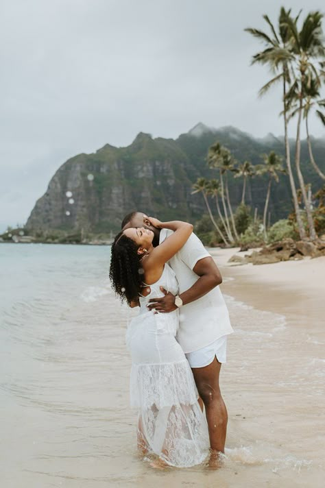 Beach Engagement Photoshoot Black Couple, Engagement Photos Tropical, Beach Engagement Photos Black Couples, Hawaii Couples Photoshoot, Engagement Photoshoot Ideas Beach, Dr Photoshoot, Beach Fotos, Engagement Photo Shoot Beach, Beach Wedding Black