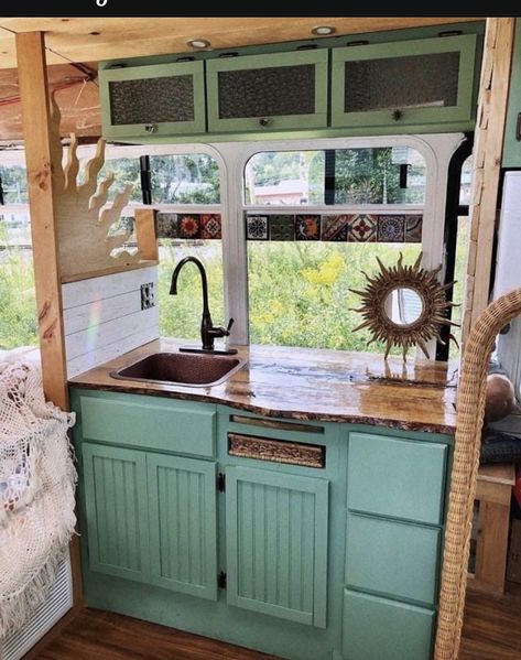 Tiny Kitchen Inspiration, Bus Living, Kombi Home, Diy Camper Remodel, Bus House, Vintage Airstream, Van Life Diy, Interior Vintage, Camper Makeover