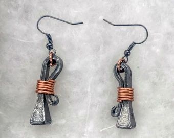 Deer Horn Jewelry, Nail Earrings, Horseshoe Nail Art, Forge Ideas, Horse Shoe Nails, Rodeo Jewelry, Nails Necklace, Horseshoe Earrings, Iron Jewelry