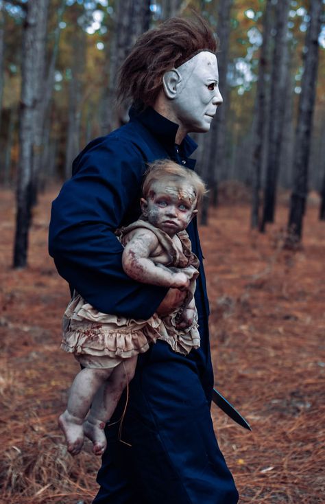 Mom Turns Her Baby Into A Zombie For A Horror Photoshoot And The Kid Absolutely Nails It Zombie Mom, Baby Zombie, Zombie Photo, Terrifying Halloween, Zombie Lover, Horror Photoshoot, Halloween Bedroom Decor, Horror Photography, Halloween Bedroom