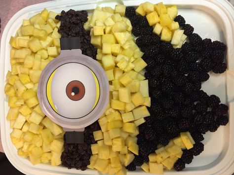 Minion Fruit Plate Pineapple/Blackberries/Raisins Minion Charcuterie Board, Minion 3rd Birthday Party, Fruit For Parties, Minion Food, Minions Party Ideas, Minions Birthday Party, Minions Birthday, Minions Party, Minion Birthday Party