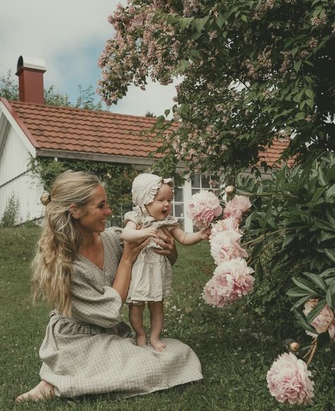 Crunchy Mom Aesthetic House, Cozy Motherhood, Cottagecore Motherhood, Cottage Core Mom And Daughter, Motherhood On Film, Family Kids, Simple Living, Something To Do