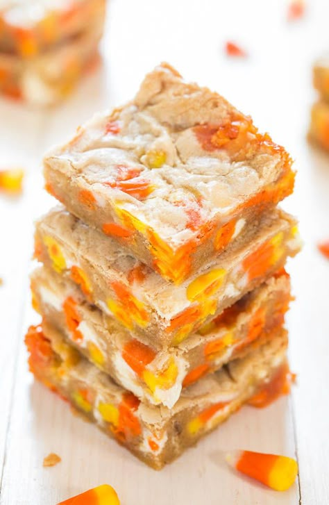 Candy Corn and White Chocolate Blondies - Wondering what to do with your candy corn? Bake it into soft, easy blondies! Best.Use.Ever. White Chocolate Blondies Recipe, Chocolate Blondies Recipe, Blonde Brownies, Chocolate Blondies, White Chocolate Blondies, Leftover Halloween Candy, Halloween Food Desserts, White Chocolate Candy, Averie Cooks