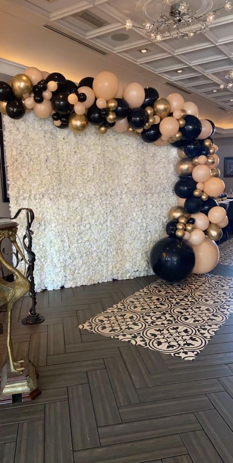 Black And Gold Flower Wall, Black White And Gold Backdrop, Navy Balloon Arch, Flower Wall With Balloons, Black And Gold Backdrop Ideas, Prom Decoration Ideas, Black Gold Balloon Arch, Fancy Backdrop, Black And Gold Balloon Arch