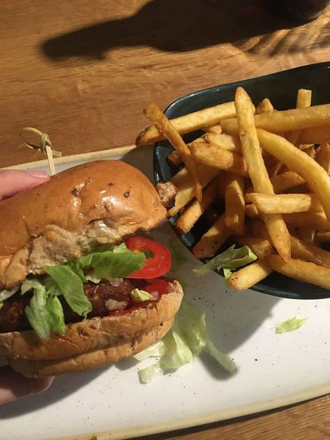 Fresh vegan Burger with crunchy fries #foodaesthetic #burgerandfries #burger #foodlove Burger With Fries, Vegan Burger, Burger And Fries, American Food, Baby Food, Baby Food Recipes, Food Ideas, Ethnic Recipes