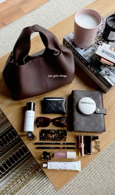 Everyday Bag Essentials, Inside My Bag, Estilo Indie, Purse Essentials, Handbag Essentials, What In My Bag, Inside Bag, Autumn Outfits, Bags Aesthetic