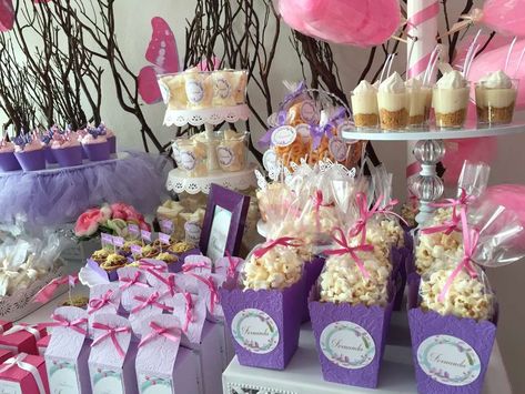 Fernandas Party | CatchMyParty.com Sweet Corner Ideas For Birthday, Candy Corner Ideas Birthday Parties, Candy Corner Ideas, Candy Corner, Fairy Garden Birthday Party, Sweet Corner, Corner Ideas, Butterfly Birthday Party, Garden Party Birthday