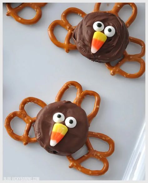 Thanksgiving Oreo Turkeys, Pretzel Turkeys, Oreo Pretzel, Oreo Turkey, Kid Friendly Thanksgiving, Chocolate Turkey, Turkey Treats, Turkey Cookies, Candy Eyeballs