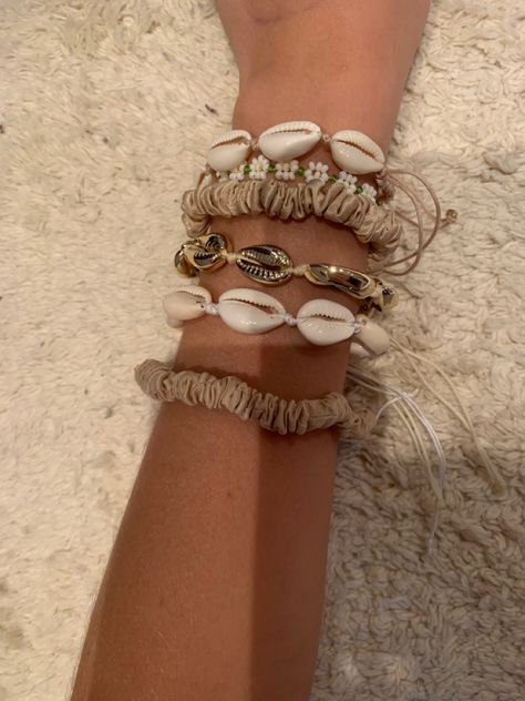 Gold Seashell Bracelet, Vanilla Beach Girl Aesthetic, She’ll Bracelet, Shell Bracelet Aesthetic, Coconut Girl Bracelets, Beach Bracelets Aesthetic, Clay Beads Diy, Cute Hair Bands, Bracelets String