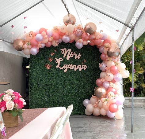 Balloon garland, hedge wall backdrop, welcome home baby girl Naming Ceremony Decorations Ballon, Quince Balloon Arch, Bridal Shower Backdrop Ideas, Hedge Backdrop, Shower Backdrop Ideas, Backdrop Balloons, Hedge Wall, Naming Ceremony Decoration, Deco Ballon