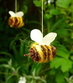 Waldorf Spring Crafts, Leaf Ideas, Forest School Activities, Leaf Animals, Waldorf Crafts, Classroom Art Projects, Bee Garden, Cones Crafts, Pine Cone Crafts